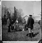 Апрель 1917 г. Александровский парк около дворца. Вел.кн. Татьяна с носилками и Николай II с лопатой