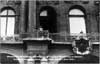 Николай II на балконе Зимнего дворца, после оглашения о вступлении Росси в войну. Открытка, 1914 г. 20 июня.
