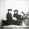 А.Фёдоровна с дочерьми на балконе Александровского дворца.