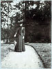 Александра Фёдоровна на дорожке парка.
