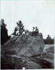 Групповое фото отдыхающих на большом камне