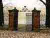 Ворота между корпусами, фото 2004 г. Город Пушкин.