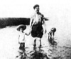 Николай II во время прогулки с детьми на берегу Финского залива. Слева- Цесаревич Алексей, справа - Великая Княжна Анастасия, фото 